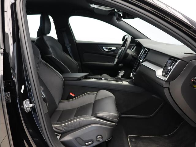 Volvo S60 2.0 T4 R-Design / Pilot Assist / BLIS / Leder / Verwarmbare voorstoelen / Parkeercamera achter / Sensoren voor en achter / 19" /