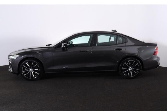 Volvo S60 Recharge T8 AWD Plus Dark - LONG RANGE - IntelliSafe Assist & Surround - Harman/Kardon audio - Adaptieve LED koplampen - Parkeercamera achter - Verwarmde voorstoelen, stuur & achterbank - Parkeersensoren voor & achter - Elektr. bedienb. voorstoelen met ge