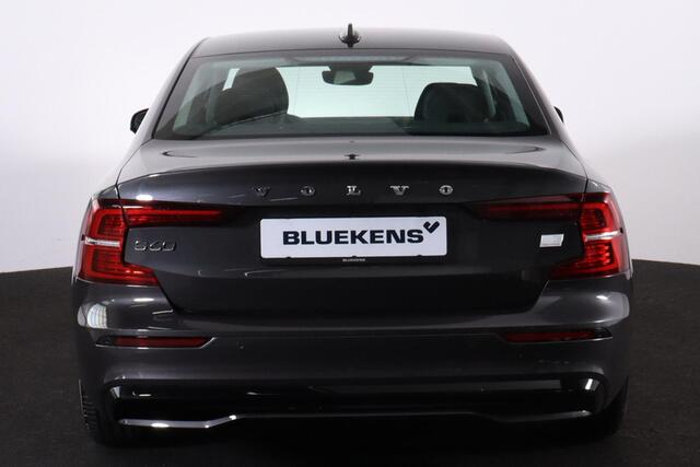 Volvo S60 Recharge T8 AWD Plus Dark - LONG RANGE - IntelliSafe Assist & Surround - Harman/Kardon audio - Adaptieve LED koplampen - Parkeercamera achter - Verwarmde voorstoelen, stuur & achterbank - Parkeersensoren voor & achter - Elektr. bedienb. voorstoelen met ge