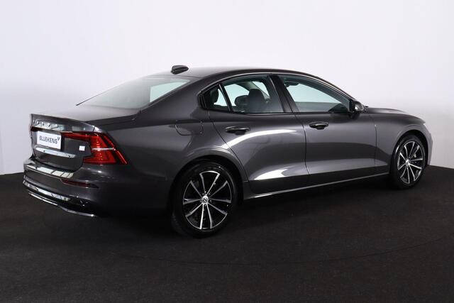 Volvo S60 Recharge T8 AWD Plus Dark - LONG RANGE - IntelliSafe Assist & Surround - Harman/Kardon audio - Adaptieve LED koplampen - Parkeercamera achter - Verwarmde voorstoelen, stuur & achterbank - Parkeersensoren voor & achter - Elektr. bedienb. voorstoelen met ge