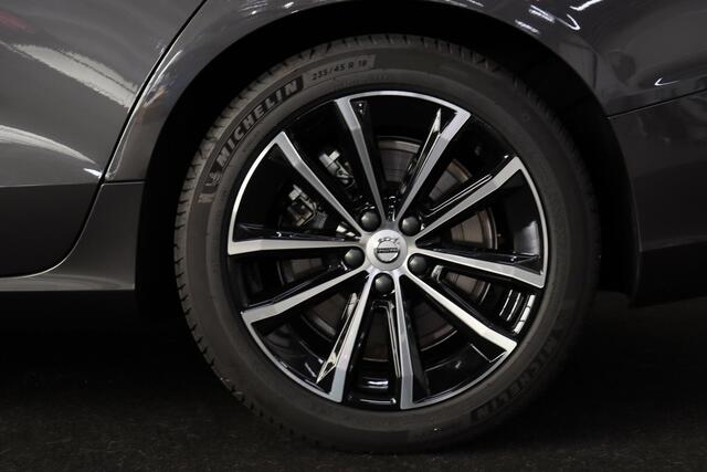 Volvo S60 Recharge T8 AWD Plus Dark - LONG RANGE - IntelliSafe Assist & Surround - Harman/Kardon audio - Adaptieve LED koplampen - Parkeercamera achter - Verwarmde voorstoelen, stuur & achterbank - Parkeersensoren voor & achter - Elektr. bedienb. voorstoelen met ge