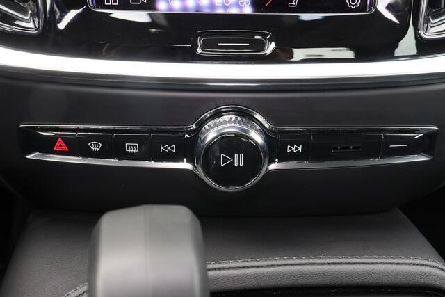 Volvo S60 Recharge T8 AWD Plus Dark - LONG RANGE - IntelliSafe Assist & Surround - Harman/Kardon audio - Adaptieve LED koplampen - Parkeercamera achter - Verwarmde voorstoelen, stuur & achterbank - Parkeersensoren voor & achter - Elektr. bedienb. voorstoelen met ge