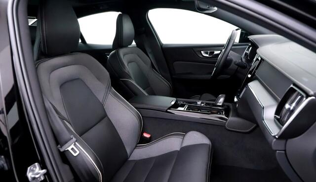 Volvo S60 2.0 Recharge T8 AWD 287kW/390pk Aut8 R-Design PANORAMADAK + HARMAN/KARDON + CRUISE + NAVI SENSUS + 360 CAMERA + STOEL-&ACHTERBANKVERWARMING + BLIS + LANE ASSIST + SPORTSTOELEN + STUURVERWARMING + KEYLESS ENTRY&GO + PARKSENSOREN V&A + 19" LM-VELGEN!!