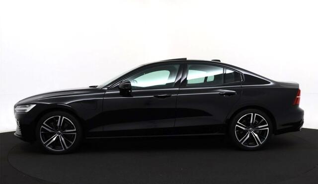 Volvo S60 2.0 Recharge T8 AWD 287kW/390pk Aut8 R-Design PANORAMADAK + HARMAN/KARDON + CRUISE + NAVI SENSUS + 360 CAMERA + STOEL-&ACHTERBANKVERWARMING + BLIS + LANE ASSIST + SPORTSTOELEN + STUURVERWARMING + KEYLESS ENTRY&GO + PARKSENSOREN V&A + 19" LM-VELGEN!!