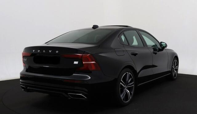 Volvo S60 2.0 Recharge T8 AWD 287kW/390pk Aut8 R-Design PANORAMADAK + HARMAN/KARDON + CRUISE + NAVI SENSUS + 360 CAMERA + STOEL-&ACHTERBANKVERWARMING + BLIS + LANE ASSIST + SPORTSTOELEN + STUURVERWARMING + KEYLESS ENTRY&GO + PARKSENSOREN V&A + 19" LM-VELGEN!!