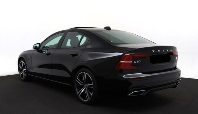 Volvo S60 2.0 Recharge T8 AWD 287kW/390pk Aut8 R-Design PANORAMADAK + HARMAN/KARDON + CRUISE + NAVI SENSUS + 360 CAMERA + STOEL-&ACHTERBANKVERWARMING + BLIS + LANE ASSIST + SPORTSTOELEN + STUURVERWARMING + KEYLESS ENTRY&GO + PARKSENSOREN V&A + 19" LM-VELGEN!!