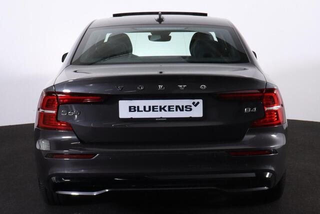 Volvo S60 B4 Plus Dark - Panorama/schuifdak - IntelliSafe Assist - Harman/Kardon audio - Verwarmde voorstoelen, stuur & achterbank - Parkeersensoren voor & achter - Elektr. bedienb. voorstoelen met geheugen - Draadloze tel. lader - Standkachel - 19' LMV