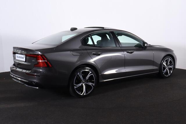 Volvo S60 B4 Plus Dark - Panorama/schuifdak - IntelliSafe Assist - Harman/Kardon audio - Verwarmde voorstoelen, stuur & achterbank - Parkeersensoren voor & achter - Elektr. bedienb. voorstoelen met geheugen - Draadloze tel. lader - Standkachel - 19' LMV