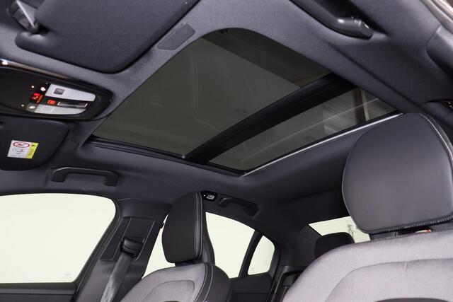 Volvo S60 B4 Plus Dark - Panorama/schuifdak - IntelliSafe Assist - Harman/Kardon audio - Verwarmde voorstoelen, stuur & achterbank - Parkeersensoren voor & achter - Elektr. bedienb. voorstoelen met geheugen - Draadloze tel. lader - Standkachel - 19' LMV