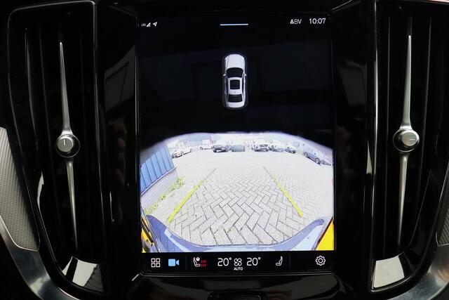 Volvo S60 B4 Plus Dark - Panorama/schuifdak - IntelliSafe Assist - Harman/Kardon audio - Verwarmde voorstoelen, stuur & achterbank - Parkeersensoren voor & achter - Elektr. bedienb. voorstoelen met geheugen - Draadloze tel. lader - Standkachel - 19' LMV