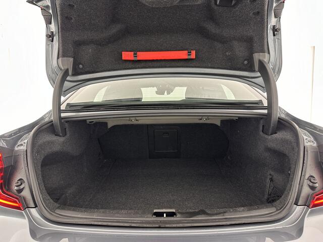 Volvo S60 2.0 B3 R-Design-Sport-Pack Aut.*LEATHER-MICROFIBRE | FULL-LED | DIGI-COCKPIT | BLIND-SPOT | CAMERA | NAVI-FULLMAP | MEMORY-PACK | LANE-ASSIST | TOWBAR | CRUISE | BLIS | APP.CONNECT | SPORT-SEATS | 18''ALU*