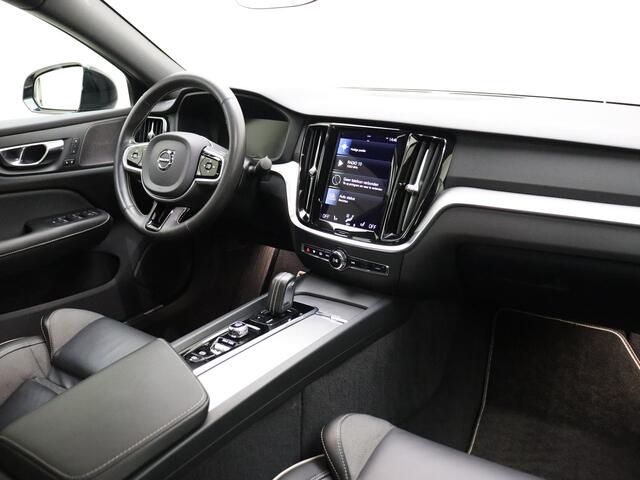 Volvo S60 B4 211pk R-Design / Adaptieve cruise / BLIS / H&K audio / Keyless / Trekhaak / Sportstoelen / PDC Camera / Volvo On Call / DAB.