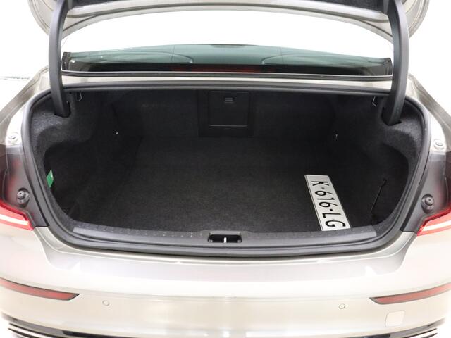 Volvo S60 B4 211pk R-Design / Adaptieve cruise / BLIS / H&K audio / Keyless / Trekhaak / Sportstoelen / PDC Camera / Volvo On Call / DAB.