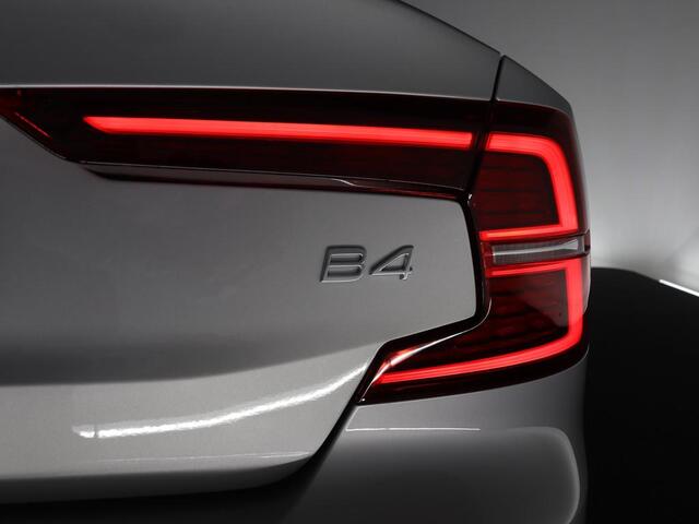 Volvo S60 2.0 B4 Ultimate Dark | Panoramisch schuifdak | Camera | Stoel/Stuurverwarming