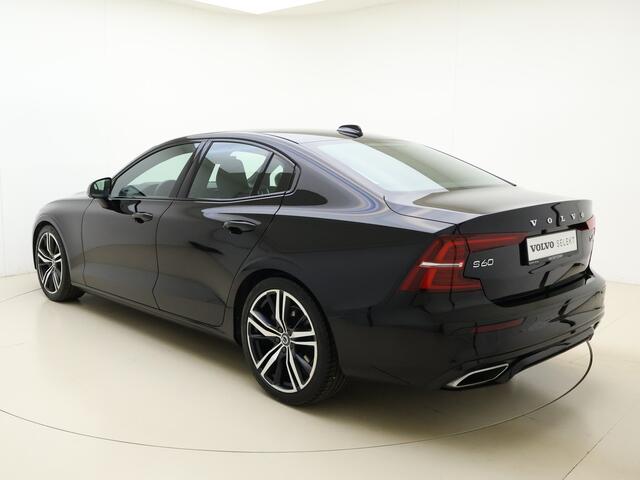 Volvo S60 T4 210 pk Automaat R-Design / Adapt. Cruise / BLIS / Polestar / Elektr. Stoelen / Harman&Kardon / Schakelpaddles / 19'' / Stoel + Stuurw. Verwarming / PDC + Camera / Mistlampen /