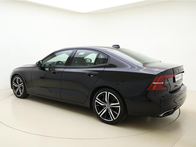 Volvo S60 T4 210 pk Automaat R-Design / Adapt. Cruise / BLIS / Polestar / Elektr. Stoelen / Harman&Kardon / Schakelpaddles / 19'' / Stoel + Stuurw. Verwarming / PDC + Camera / Mistlampen /