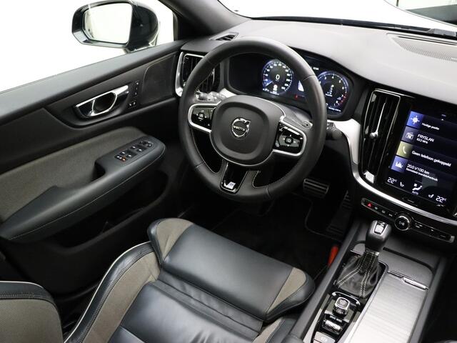 Volvo S60 T4 210 pk Automaat R-Design / Adapt. Cruise / BLIS / Polestar / Elektr. Stoelen / Harman&Kardon / Schakelpaddles / 19'' / Stoel + Stuurw. Verwarming / PDC + Camera / Mistlampen /