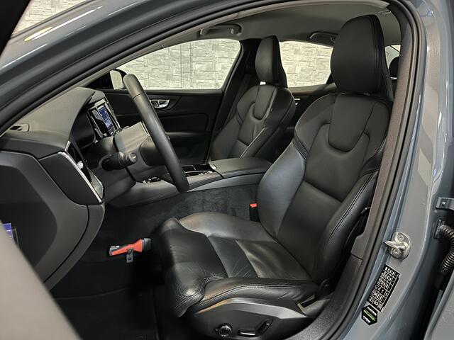 Volvo S60 350pk T6 AWD Long Range! | Plus Dark | Sportstoelen | Pilot-Assist | ACC | Memory | Leder | Trekhaak | Keyless-Entry | Thunder-Grey | Stoelverwarming V+A | Stuurverwarming | Full-LED | Carplay | Origineel NL | 19'' | Getint Glas |