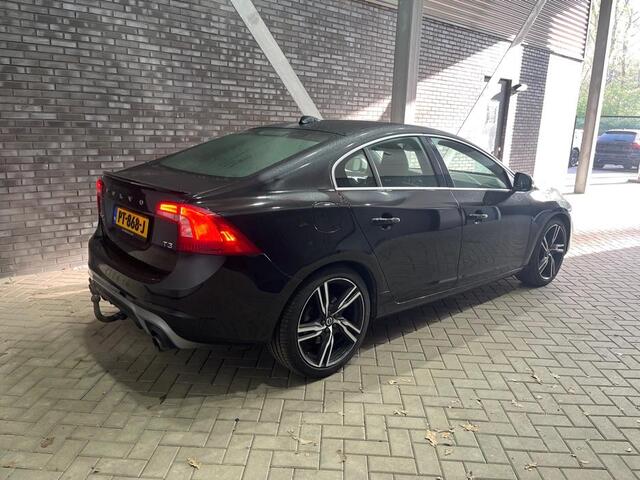 Volvo S60 2.0 T3 R-Design | Schuif/Kanteldak | Stoelverwarming | 19 Inch | Camera | Trekhaak