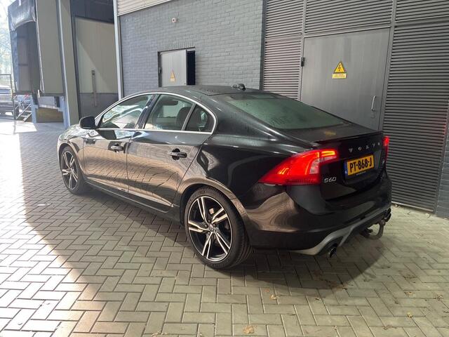 Volvo S60 2.0 T3 R-Design | Schuif/Kanteldak | Stoelverwarming | 19 Inch | Camera | Trekhaak