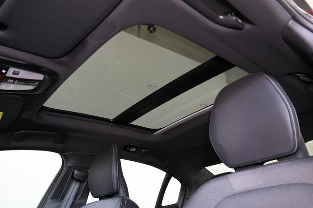 Volvo S60 Recharge T8 AWD Ultimate Dark - LONG RANGE - Panorama/schuifdak - IntelliSafe Assist & Surround - 360º Camera - Bowers & Wilkins audio - Adaptieve LED koplampen - Verwarmde voorstoelen, stuur & achterbank - Parkeersensoren voor & achter - Elektr. bedienb.