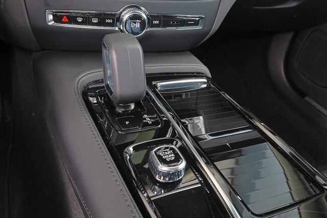 Volvo S60 Recharge T8 AWD Ultimate Dark - LONG RANGE - Panorama/schuifdak - IntelliSafe Assist & Surround - 360º Camera - Harman/Kardon audio - Adaptieve LED koplampen - Verwarmde voorstoelen, stuur & achterbank - Parkeersensoren voor & achter - Elektr. bedienb. vo