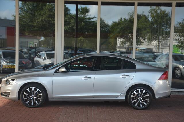 Volvo S60 2.0 T3 Polar+ Dynamic Nederlandse auto dealeronderhouden laatste beurt bij 106000km 2.0 T3 motor met oa xenon leren bekleding navigatie camera pdc cv cruise control city safety stoelverwarming voice command