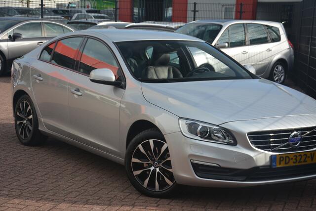 Volvo S60 2.0 T3 Polar+ Dynamic Nederlandse auto dealeronderhouden laatste beurt bij 106000km 2.0 T3 motor met oa xenon leren bekleding navigatie camera pdc cv cruise control city safety stoelverwarming voice command
