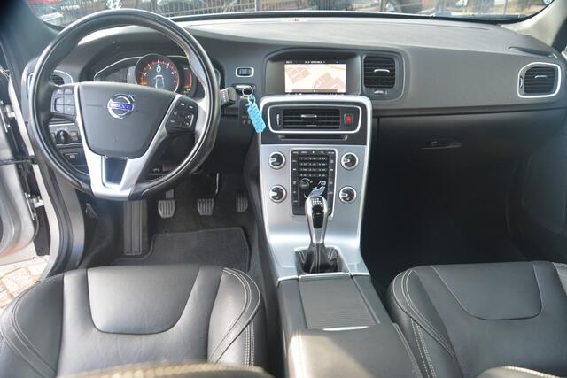 Volvo S60 2.0 T3 Polar+ Dynamic Nederlandse auto dealeronderhouden laatste beurt bij 106000km 2.0 T3 motor met oa xenon leren bekleding navigatie camera pdc cv cruise control city safety stoelverwarming voice command