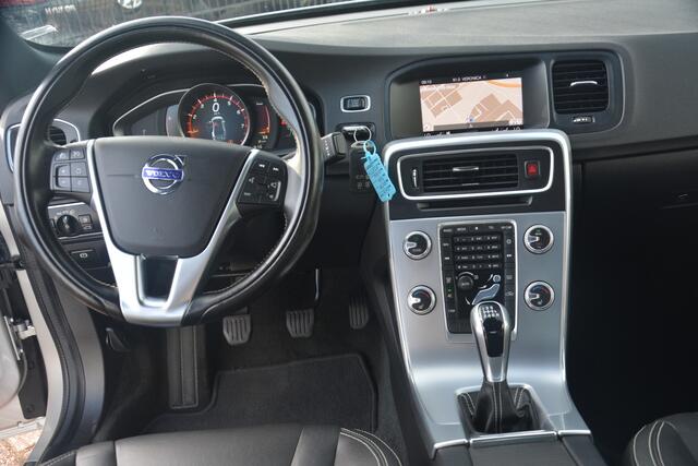 Volvo S60 2.0 T3 Polar+ Dynamic Nederlandse auto dealeronderhouden laatste beurt bij 106000km 2.0 T3 motor met oa xenon leren bekleding navigatie camera pdc cv cruise control city safety stoelverwarming voice command