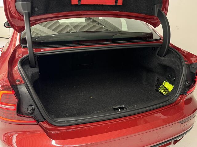 Volvo S60 2.0 B4 R-Design | Elektrisch verstelbare voorstoelen | Trekhaak wegklapbaar | Harman&Kardon |