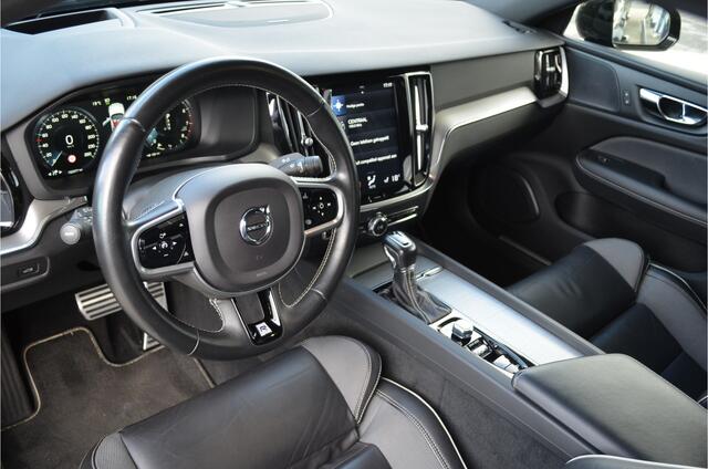 Volvo S60 2.0 T5 R-Design Pano | Harman Kardon | Elektr trekhaak | Stoelverwarming + achter + stuur | Pilot Assist | Leer | Headup | Dodehoeksensor | Bochtverlichting