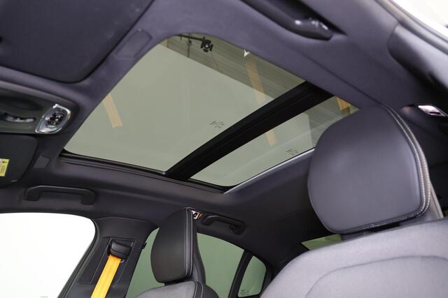 Volvo S60 T8 AWD Polestar Engineered - Schuifdak - IntelliSafe Assist - Adaptieve LED koplampen - Harman/Kardon audio - Parkeercamera achter - Verwarmde voorstoelen, stuur & achterbank - Parkeersensoren voor & achter - Elektr. bedienb. voorstoelen met geheugen - St