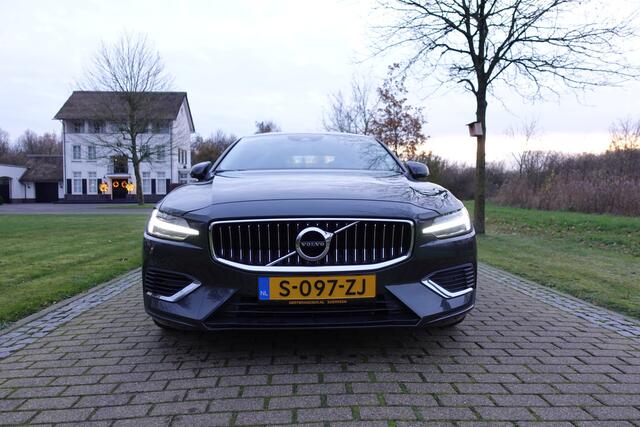 Volvo S60 2.0 T8 AWD Twin Engine R-Design | Harman Kardon | Pano | Head-up | BLIS | Camera | Memory | Pilot Assist |