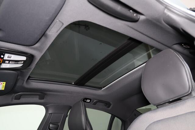 Volvo S60 B4 Plus Dark - Panorama/schuifdak - IntelliSafe Assist - Harman/Kardon audio - Adaptieve LED koplampen - Parkeercamera achter - Verwarmde voorstoelen, stuur & achterbank - Parkeersensoren voor & achter - Elektr. bedienb. voorstoelen met geheugen - Standka