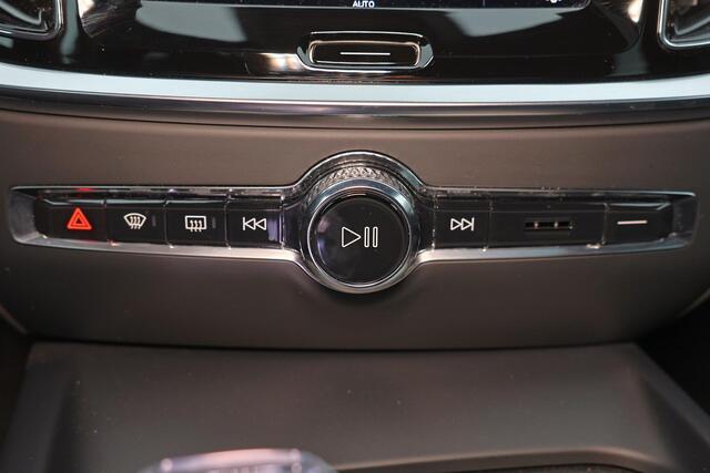 Volvo S60 B4 Plus Dark - Panorama/schuifdak - IntelliSafe Assist - Harman/Kardon audio - Adaptieve LED koplampen - Parkeercamera achter - Verwarmde voorstoelen, stuur & achterbank - Parkeersensoren voor & achter - Elektr. bedienb. voorstoelen met geheugen - Standka