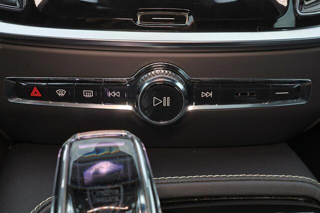 Volvo S60 Recharge T6 AWD Plus Bright - Panorama/schuifdak - Sportstoelen - IntelliSafe Assist & Surround - Parkeercamera achter - Parkeersensoren voor & achter - Elektr. bedienb. voorstoelen met geheugen - Elektr. inklapbare trekhaak - 18' LMV