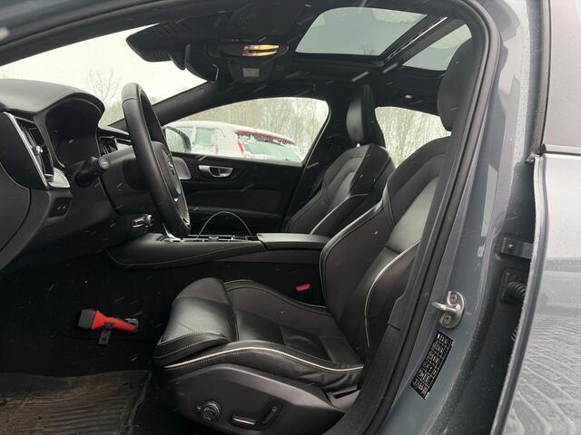 Volvo S60 2.0 Recharge T6 AWD Ultimate Dark | Trekhaak | Bowers & Wilkins | Head-Up Display | Panoramisch Schuif/-kanteldak | 360 Camera | Memory Seats | Adaptive Cruise Control | BLIS | All-Season Banden |