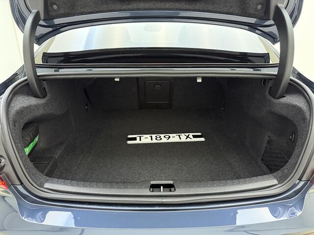 Volvo S60 B4 211pk Plus Dark / Schuif-kanteldak / H&K Audio / Semi elektrische trekhaak / Geventileerd leder / Getint glas / Stoel&Stuurverwarming.