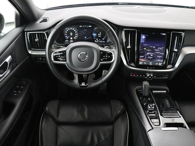 Volvo S60 2.0 T6 AWD Twin Engine R-Design | Stoelverwarming | Adaptive cruise | Standkachel | Camera | 19'' | Carplay | Full LED | Navigatie | Side Assist | Half leder | Origineel NL | PHEV | Plug In