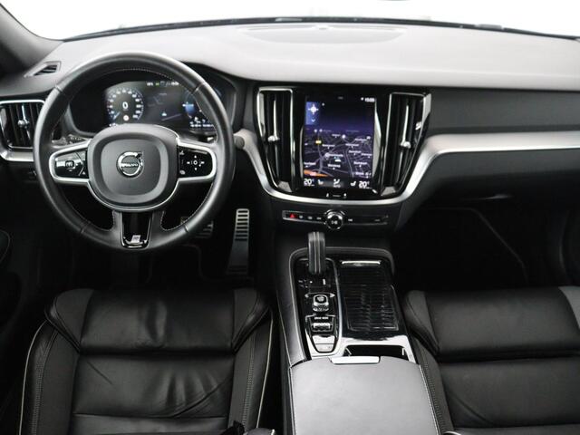 Volvo S60 2.0 T6 AWD Twin Engine R-Design | Stoelverwarming | Adaptive cruise | Standkachel | Camera | 19'' | Carplay | Full LED | Navigatie | Side Assist | Half leder | Origineel NL | PHEV | Plug In