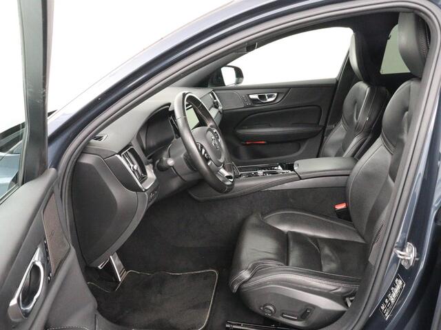 Volvo S60 2.0 Recharge T8 AWD R-Design | Panoramadak | Stoelventilatie | Head-Up | Leder | 360 Camera | Massage | Adaptive cruise | Trekhaak | Achterbankverwarming | Carplay | Harman/Kardon | PHEV | Plug In