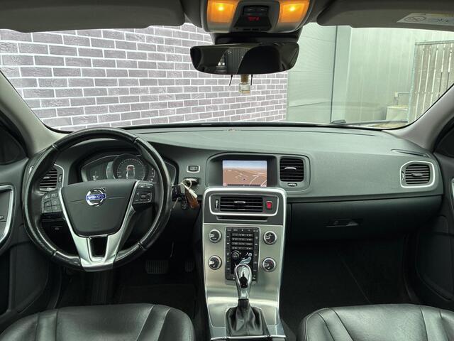 Volvo S60 1.5 T3 Nordic+ | Lederen Bekleding | Trekhaak | Xenon | 18" | Standkachel | Stoelverwarming | Parkeer Camera | Navigatie |