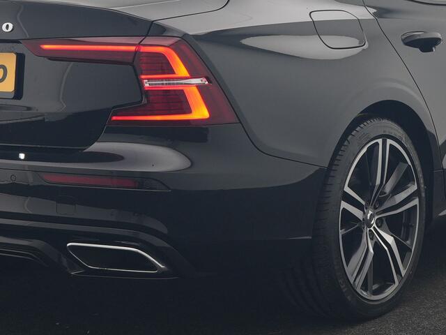 Volvo S60 T8 AWD R Design Polestar Engineerd PHEV 405pk Dealer O.H. | Panodak | Adaptive Cruise | Camera | Harman / Kardon | Lederen Sportstoelen Memory & Verwarmd | Keyless | Stuur Verwarmd | Apple Carplay | Navigatie | DAB | Plug In Hybrid |