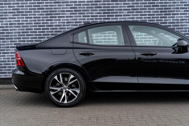 Volvo S60 B3 R-Design | Navigatie | Adaptieve Cruise Control | Keyless | Stoel-/Stuurverwarming | Dodehoekdetectie | Sportchassis | Elek. Stoelen | Memory | LED Koplampen | Park Assist | DAB | Zitverlenging | Apple Carplay & Android Auto | 18" LM