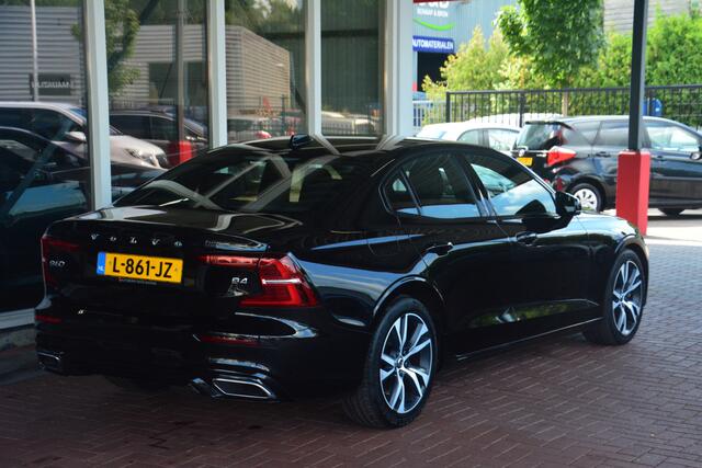 Volvo S60 2.0 B4 R-Design R DESIGN Nederlandse auto dealeronderhouden 101308 NAP laatste beurt bij 98012km zeer compleet adaptive cruise lane assist camera Harman Kardon audio navigatie stoelverwarming pdc led sports
