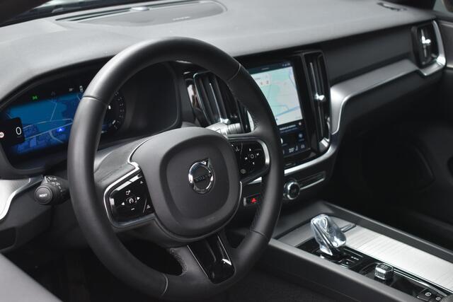 Volvo S60 B4 Plus Dark | Harman Kardon Premium Sound | 20'' lichtmetalen velgen | Elektrisch verstelbare stoelen met geheugen | Elektrisch uitklapbare trekhaak | Stuur en stoelverwarming | Achteruitrijcamera | Keyless | Google Navigatie |