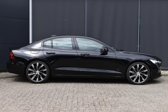 Volvo S60 B4 Plus Dark | Harman Kardon Premium Sound | 20'' lichtmetalen velgen | Elektrisch verstelbare stoelen met geheugen | Elektrisch uitklapbare trekhaak | Stuur en stoelverwarming | Achteruitrijcamera | Keyless | Google Navigatie |