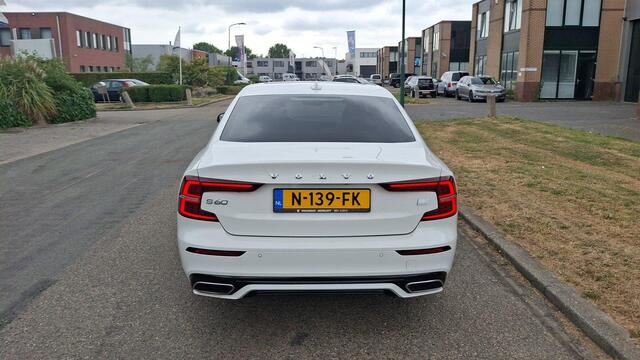 Volvo S60 Recharge T6 AWD R-Design | Trekhaak | 19 Inch Velgen | Power Seats | Harman / Kardon |