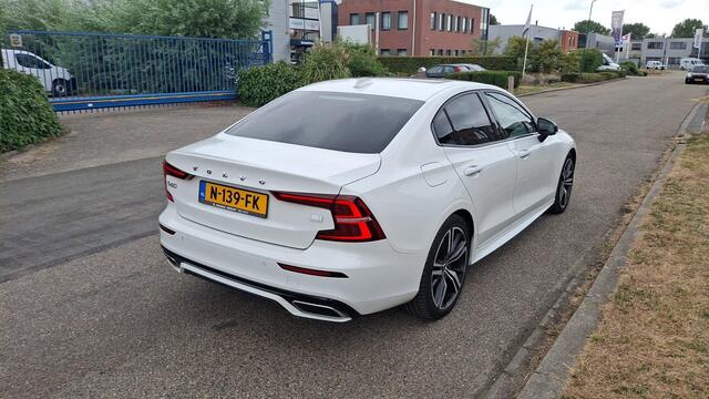 Volvo S60 Recharge T6 AWD R-Design | Trekhaak | 19 Inch Velgen | Power Seats | Harman / Kardon |